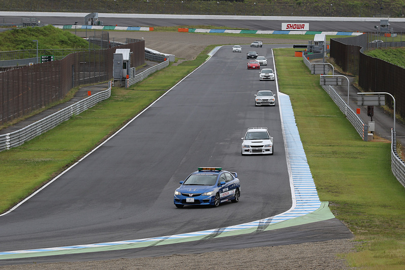 フリー走行の前には慣らしとコースチェックを兼ねて、先導車による慣熟走行が行なわれる。車両ごとにクラス分けされて混走することはないため、初心者でも楽しめる