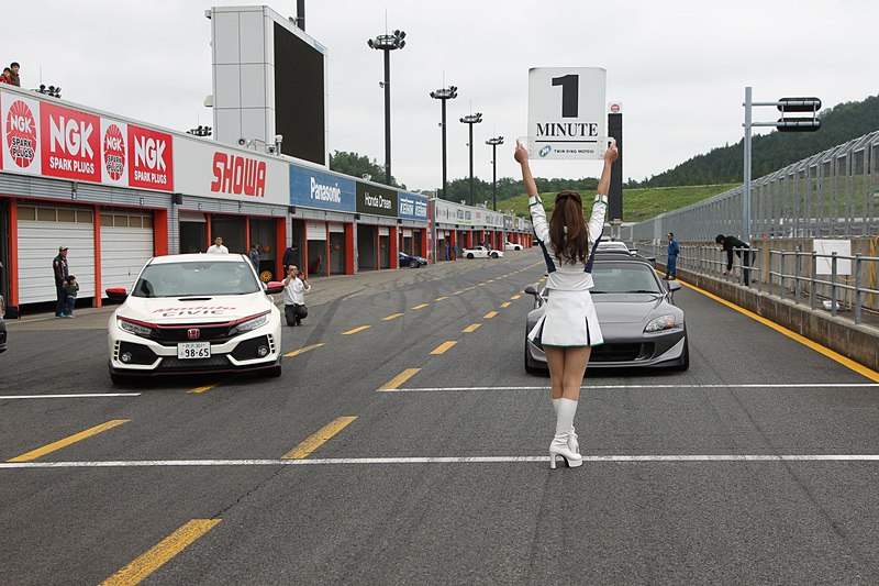 ピットレーンからカウントダウンボードの時間に合わせてスタートを待つなど、レース気分を味わえる