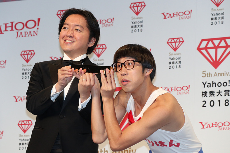 宮澤氏からトロフィーが手渡された