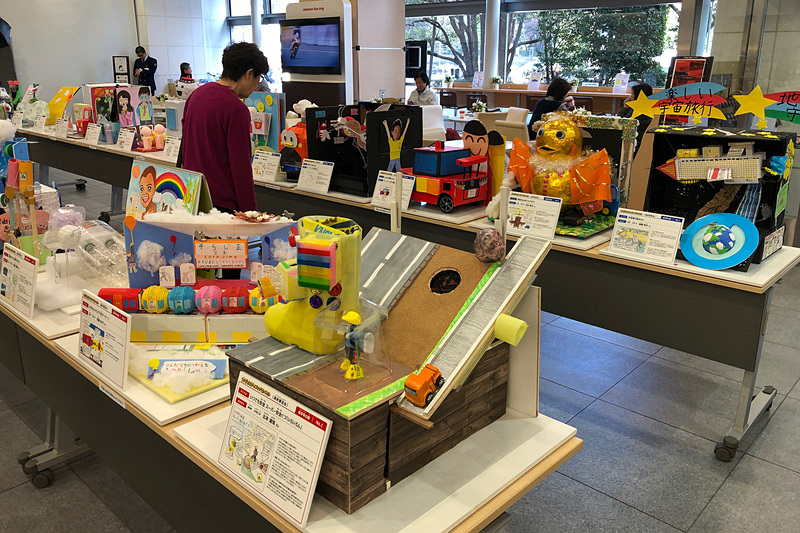 第16回子どもアイディアコンテストの最終審査会に選ばれた、28組の作品たち。アイデアを絵に描くところから、こうして立体の作品にするまでには、素材をどうするか、動かす方法、組み立て方などいろんな問題を自分で考えてクリアするわけで、頭をフル回転させて手先を使って、本当にすごいことだなぁと感じます