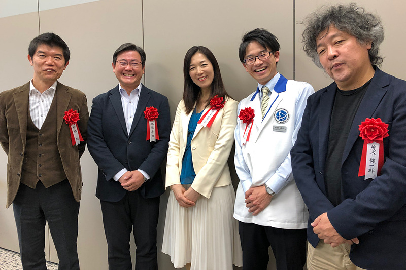 右から審査員長の茂木健一郎さん、日本科学未来館で科学コミュニケーターをされている綾塚達郎さん、私を挟んで本田技研工業・総務部長の仁藤康雄さん、本田技術研究所・執行役員でデザイン推進担当の松橋剛さんの5名で審査員を務めました。どの作品も素晴らしくて、審査は難航（毎年ですが……）。惜しくも受賞を逃した子供たちも、自信を持って、胸を張って、またいろんなことにチャレンジしてほしいなと心から思っています