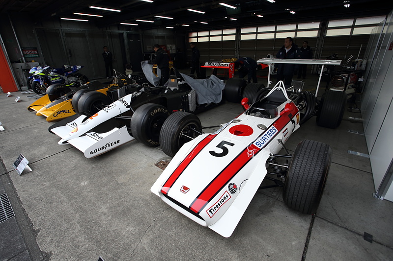奥からロータス100T、マクラーレン・ホンダ MP4/6、RA301
