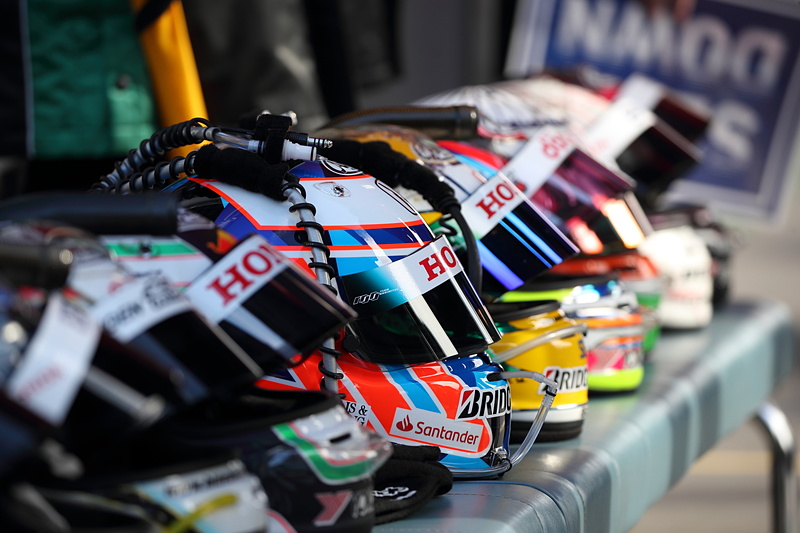 ツインリンクもてぎのレーシングカートコースに並ぶヘルメット。これだけ見ても豪華なラインアップであることがよく分かる