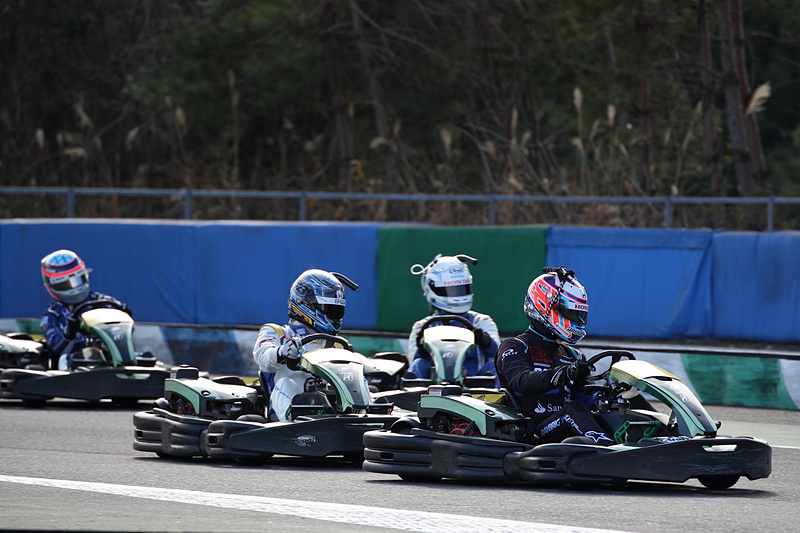 カートとカートをぶつけ合うような激しいレースが展開された