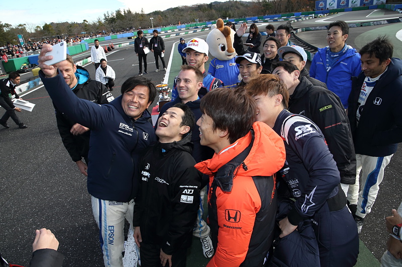 松浦孝亮選手のスマートフォンでセルフィーも