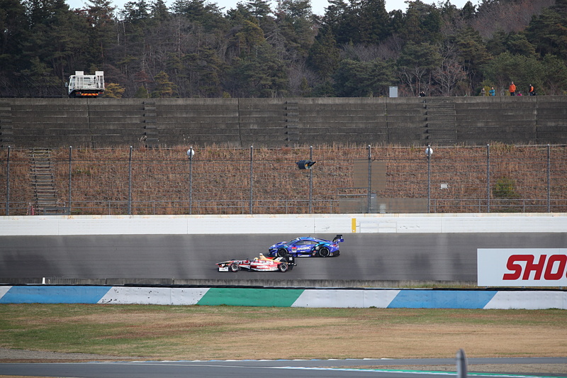 SF14とNSX-GT、オーバルコースを走る