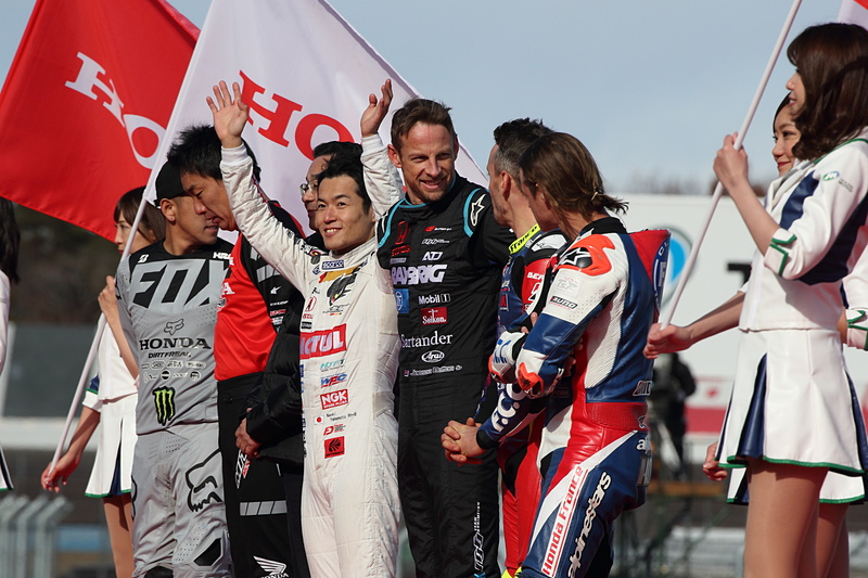 ファンから祝福を受ける山本尚貴選手とジェンソン・バトン選手