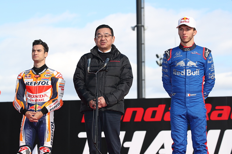 本田技研工業株式会社 代表取締役社長 八郷隆弘氏（中央）