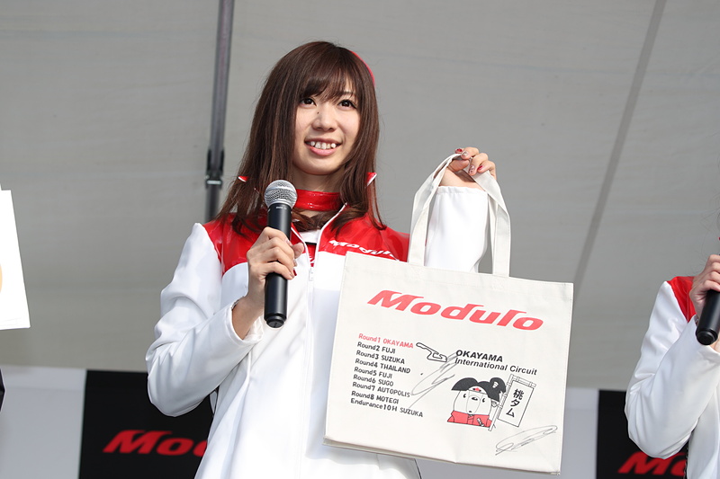 じゃんけん大会の勝者にはこちらのドライバーサイン入りトートバッグがプレゼントされた