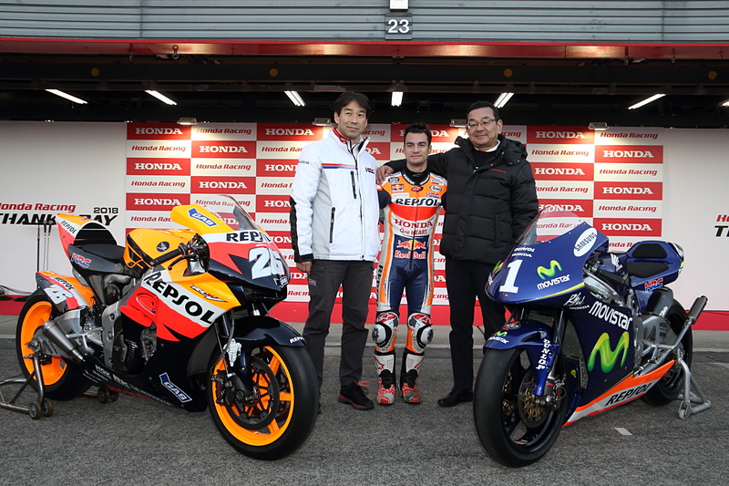 ホンダの八郷社長（右）とペドロサ選手（中央）