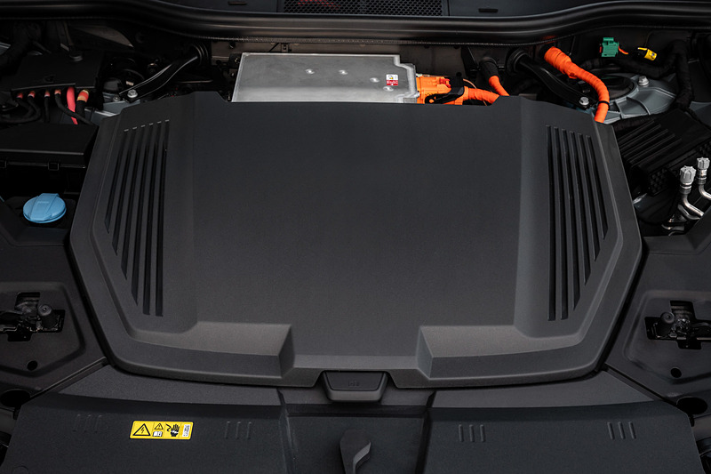 e-tronのシステムは最高出力300kW、最大トルク664Nmを発生し、0-100km/h加速は5.7秒を実現