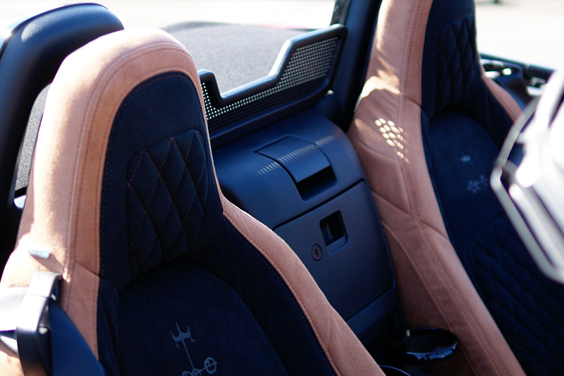 ファブリックシートのほか、S Leather Packageでは本革シートを採用。全車で本革巻きのステアリング、シフトノブ、パーキングブレーキレバーを標準装備する