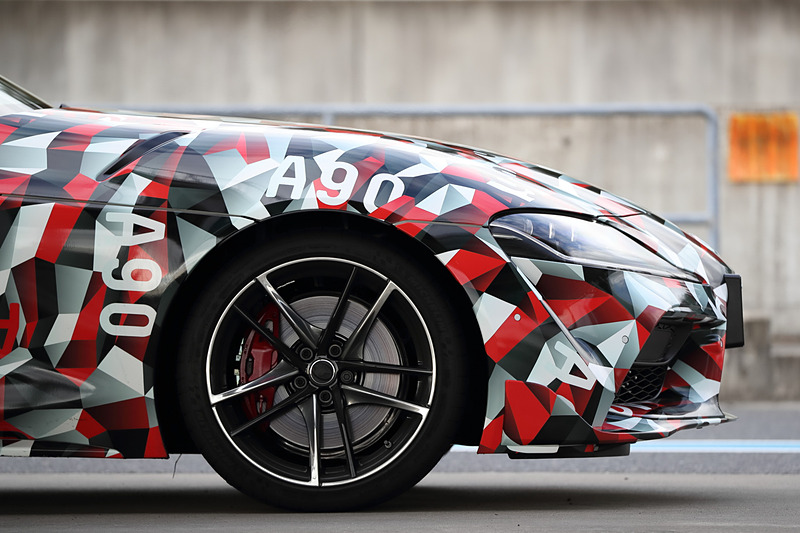 試乗車はフロントが235/40 R19、リアは255/35 R19のミシュランタイヤを履く