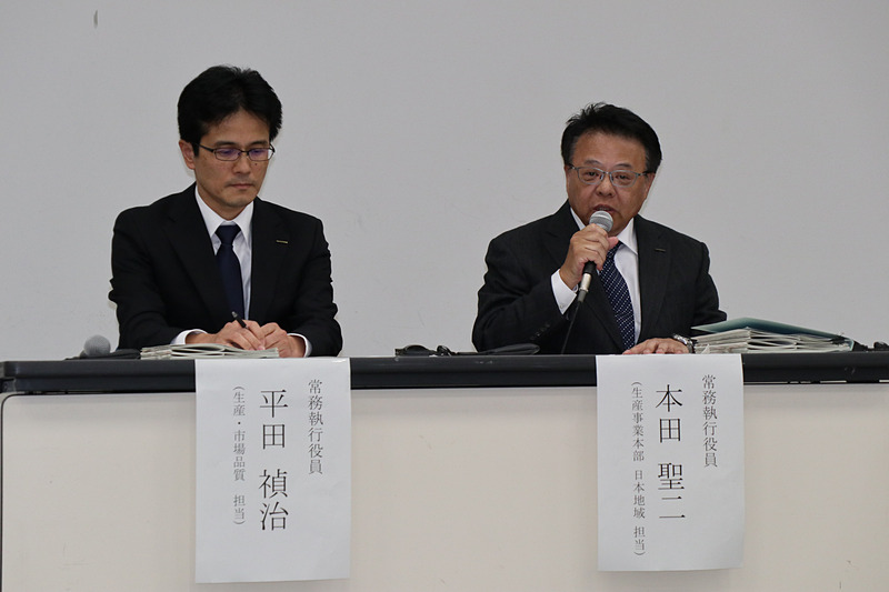 日産本社で開催されている記者会見。日産自動車株式会社 常務執行役員 平田禎治氏（左）同 常務執行役員本田聖二氏（右）