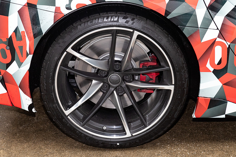 袖ヶ浦フォレストレースウェイで開催されたA90スープラ プロトタイプ試乗会。詳細はまだ明かされていないが、ホイールベースはA80スープラよりも80mmも短縮され、2470mmとした。試乗車はミシュラン「パイロット スーパー スポーツ」を装着