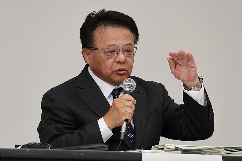 不適切な完成検査が行なわれた動機などについてコメントする本田氏