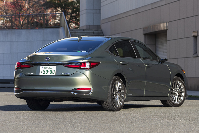 レクサス ES300h“version L”（698万円）。ボディサイズは全車共通で4975×1865×1445mm（全長×全幅×全高）。ホイールベースも全車共通の2870mm