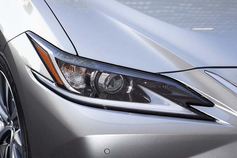 全車でLEDヘッドライトを採用するが、“version L”と“F SPORT”では「上下2段式アダプティブハイビームシステム」にも対応する「3眼フルLEDヘッドライト」（右）を標準装備