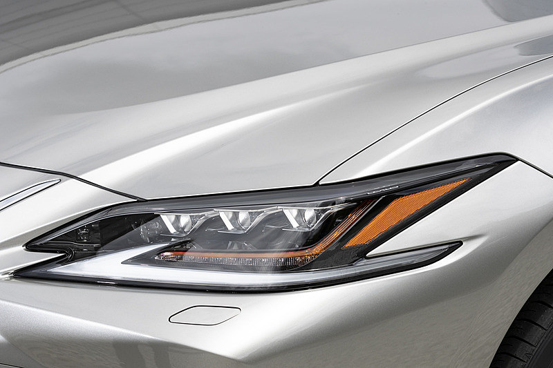 全車でLEDヘッドライトを採用するが、“version L”と“F SPORT”では「上下2段式アダプティブハイビームシステム」にも対応する「3眼フルLEDヘッドライト」（右）を標準装備