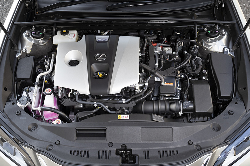 最高出力131kW（178PS）/5700rpm、最大トルク221Nm（22.5kgfm）/3600-5200rpmを発生する直列4気筒 2.5リッター直噴自然吸気エンジン「A25A-FXS」型と、最高出力88kW（120PS）、最大トルク202Nm（20.6kgfm）を発生する「3NM」型モーターを組み合わせるハイブリッドシステムを全車で採用