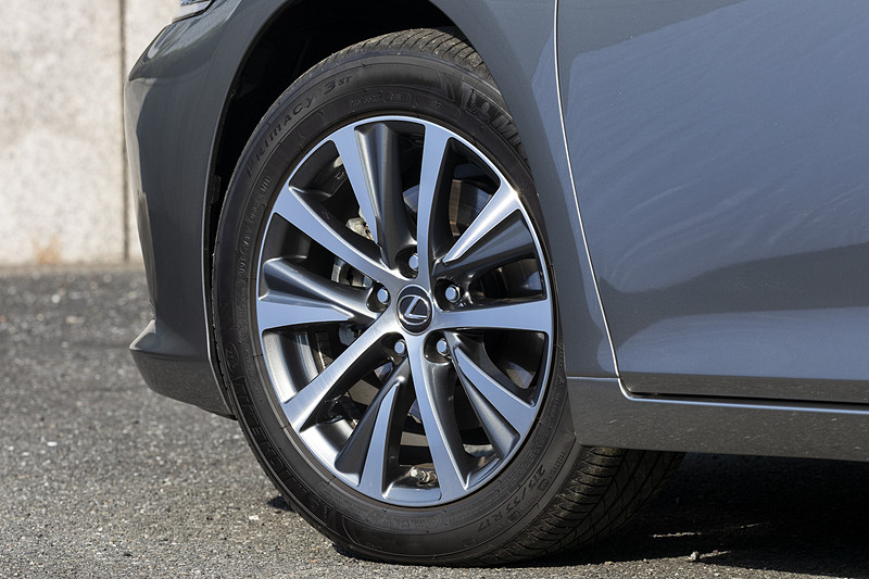 タイヤサイズは215/55 R17。試乗車ではミシュランの「プライマシー 3」が装着されていた