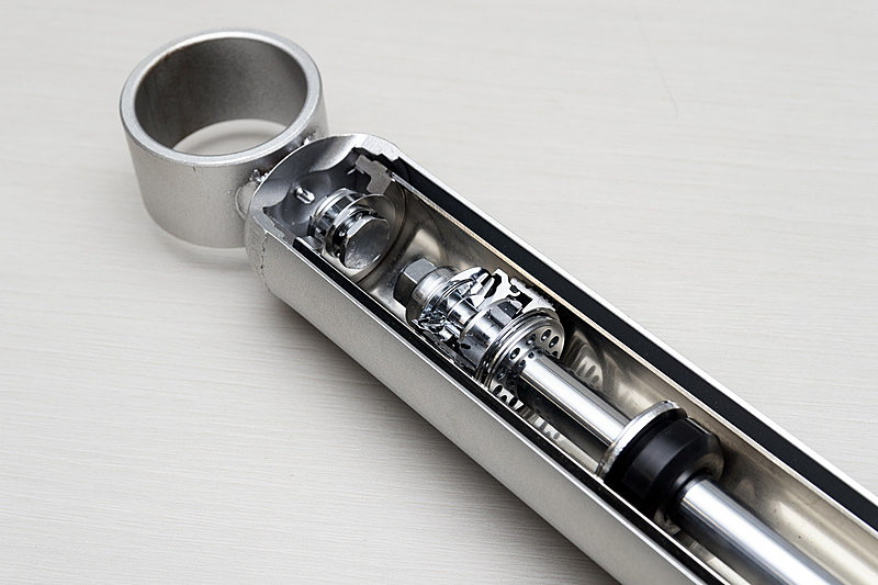 標準グレードと“version L”で採用する「スウィングバルブショックアブソーバー」のカットモデル。非着座式バルブの製造に高い精度が求められるという