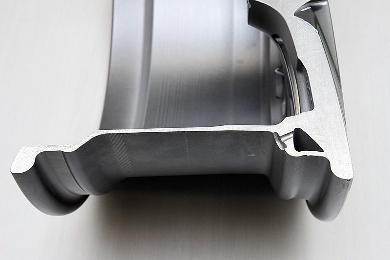 “version L”の専用装備「ノイズリダクションアルミホイール」でタイヤノイズを打ち消すための専用経路。製造工程の途中で折り曲げ加工と溶接を行なって中空部分を形成。手間がかかるが、タイヤ側に吸音素材などを付与する場合と比べ、使い続けても性能変化を起こさないことがメリットになるという