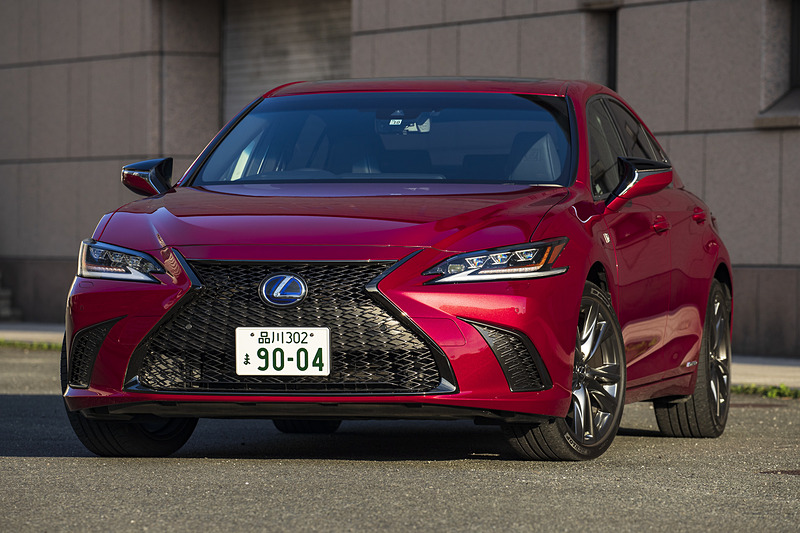 ES300h“F SPORT”（629万円）