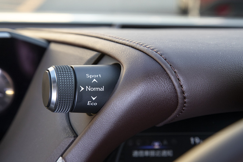 メーターフード左側のダイヤルスイッチでドライブモードの切り替えが可能。左の“version L”と標準グレードでは「Normal」「Eco」「Sport」の3種類、右の“F SPORT”では「Normal」「Eco」「Sport S」「Sport S＋」「Custom」の5種類を用意する