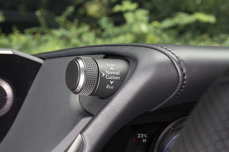 メーターフード左側のダイヤルスイッチでドライブモードの切り替えが可能。左の“version L”と標準グレードでは「Normal」「Eco」「Sport」の3種類、右の“F SPORT”では「Normal」「Eco」「Sport S」「Sport S＋」「Custom」の5種類を用意する