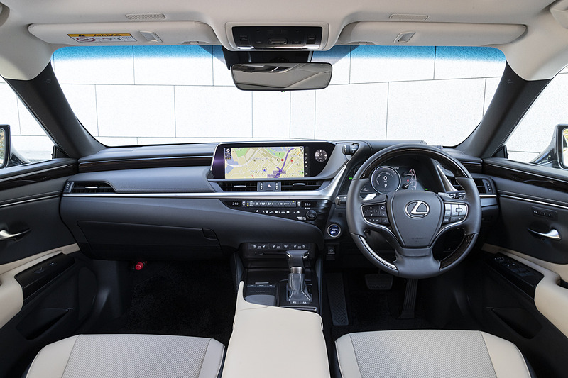 ES300hのインテリア。インパネ中央に12.3インチワイドディスプレイを装着