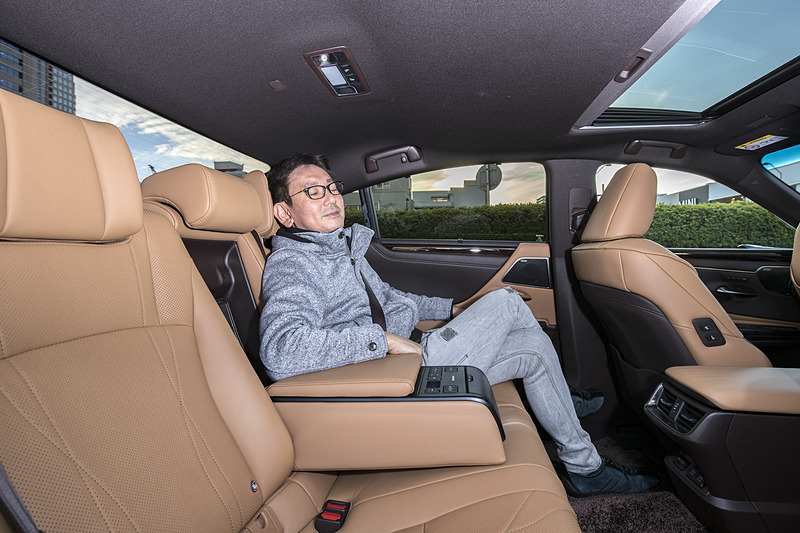 足を組んでも余裕たっぷりのリアシート。さらに写真の“version L”ではシートバックが最大8度まで電動リクライニングし、ヘッドレストにサイドサポートも設置されてロングドライブでも快適に過ごせる空間となっている