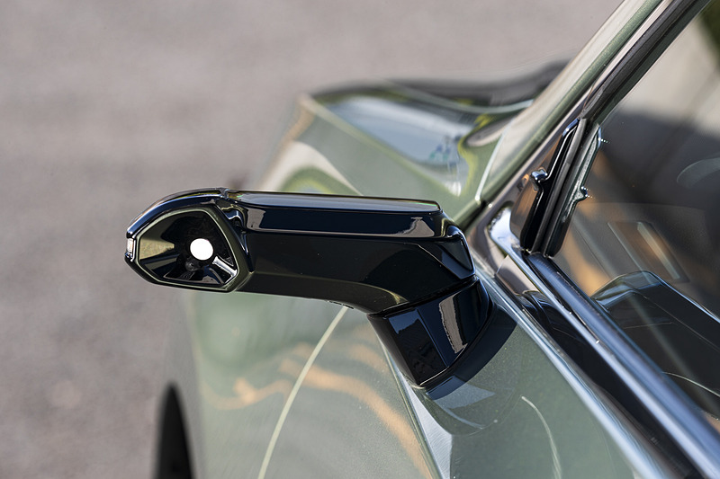 ESで世界初採用された「デジタルアウターミラー」（左、中央）は“version L”だけで選択可能なオプション（21万6000円高）