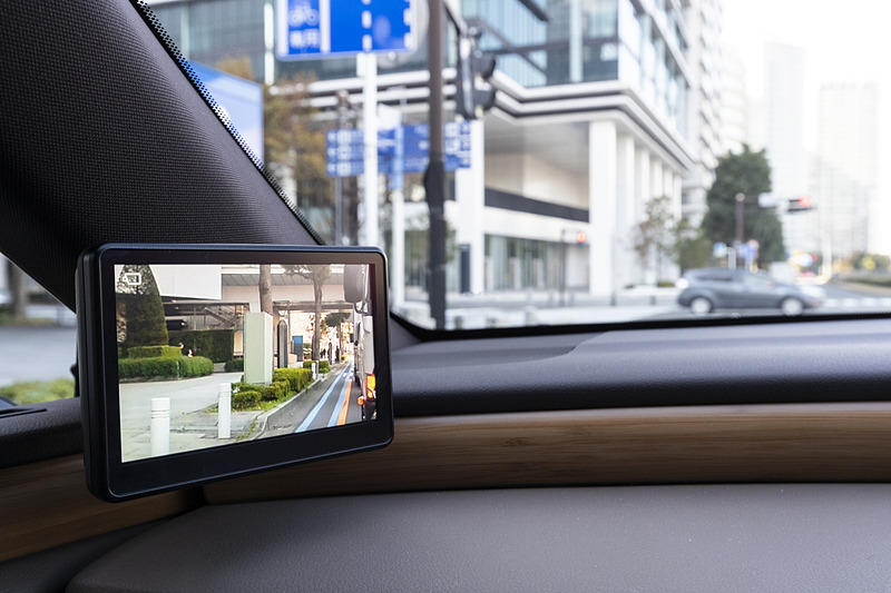 ウインカーを作動させると、車内のディスプレイ表示が通常モード（左）から拡大モード（中央、右）に切り替わり、車両側面をワイドに表示。2輪車や歩行者を巻き込まないようチェックできる。拡大モード内のグリーンの枠が通常モードの表示エリアで、視認できるエリアが2倍以上に広がっていることが分かる