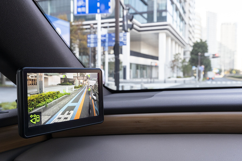 ウインカーを作動させると、車内のディスプレイ表示が通常モード（左）から拡大モード（中央、右）に切り替わり、車両側面をワイドに表示。2輪車や歩行者を巻き込まないようチェックできる。拡大モード内のグリーンの枠が通常モードの表示エリアで、視認できるエリアが2倍以上に広がっていることが分かる