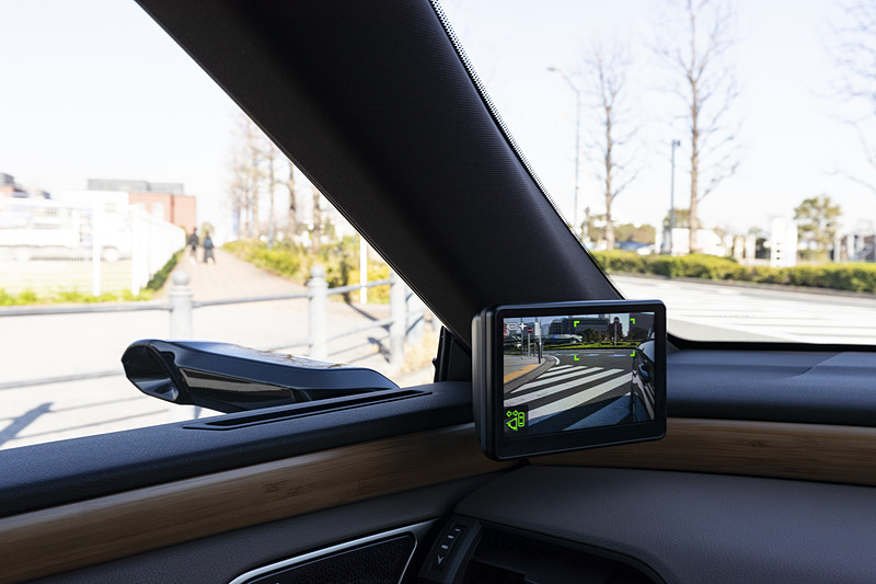 ウインカーを作動させると、車内のディスプレイ表示が通常モード（左）から拡大モード（中央、右）に切り替わり、車両側面をワイドに表示。2輪車や歩行者を巻き込まないようチェックできる。拡大モード内のグリーンの枠が通常モードの表示エリアで、視認できるエリアが2倍以上に広がっていることが分かる