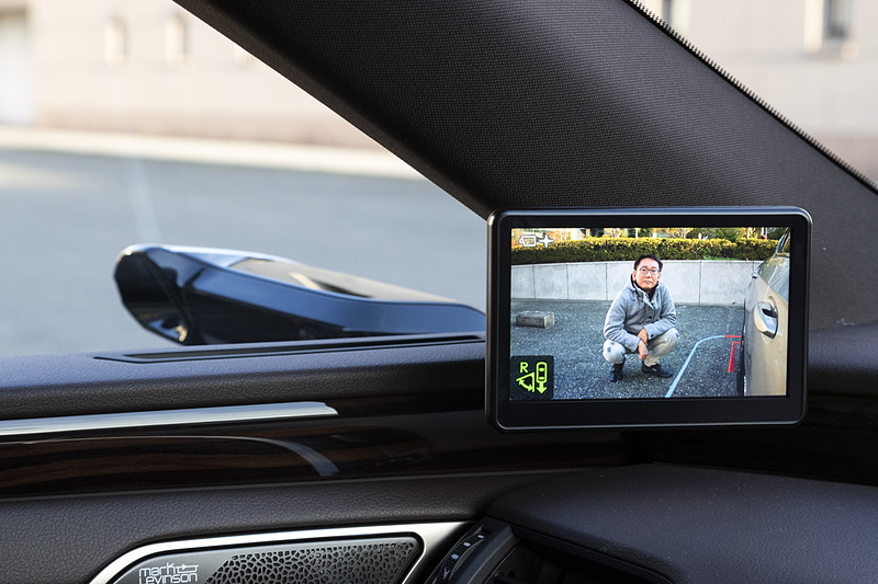 ギヤセレクターで「R」を選択したときも通常モード（左）と拡大モード（右）を切り替えてワイドに表示。さらに安全なエリア（ブルー）と衝突の可能性があるエリア（レッド）をラインで示す