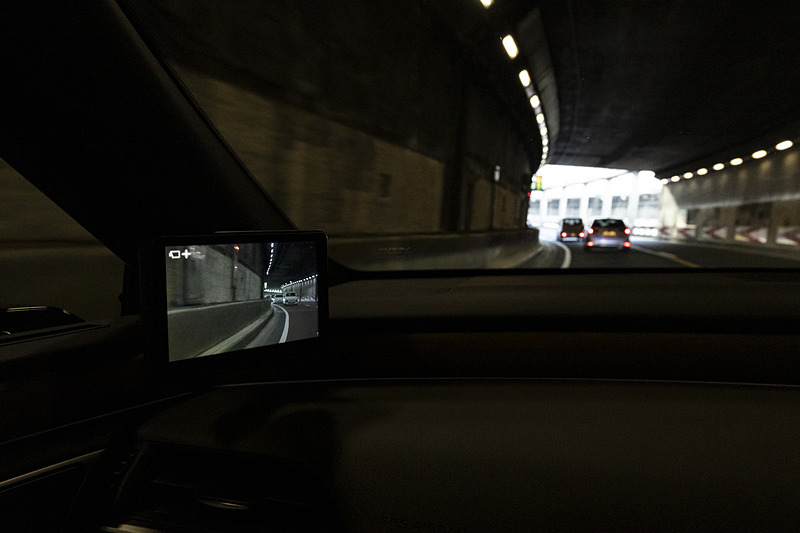 トンネル内などの暗がりでも、カメラセンサーの感度を高め、画像補正も行なって見やすく表示する