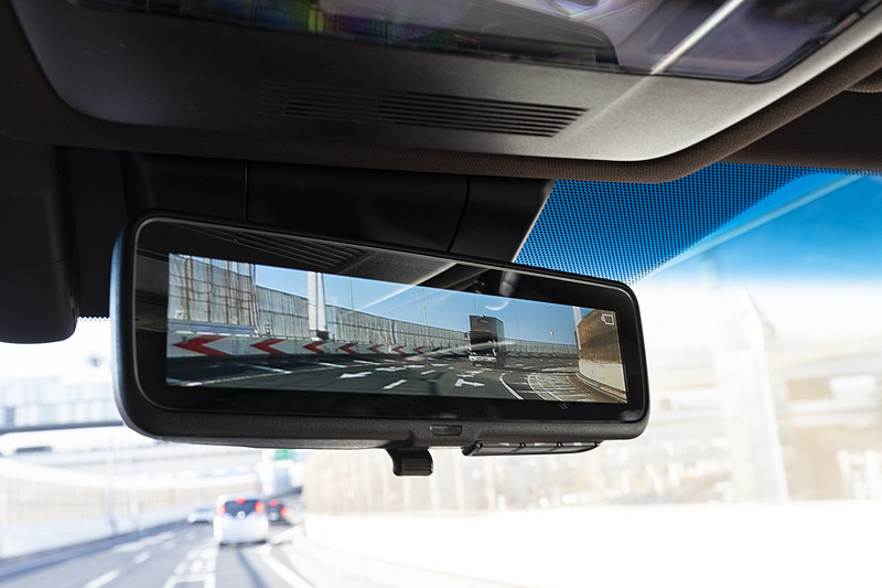 “version L”と“F SPORT”にオプション設定（10万8000円高）する「デジタルインナーミラー」。後席乗員や全車標準装備の「電動リアウィンドウサンシェード」に遮られることなく後方確認できる