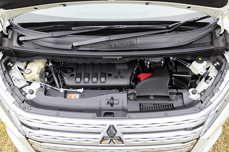 ビッグマイナーチェンジを行なうデリカD：5は、従来と同じ直列4気筒DOHC 2.2リッター直噴ディーゼルターボ「4N14」型エンジンを搭載するが、最大トルクは5％向上され、最高出力107kW（145PS）/3500rpm、最大トルク380Nm（38.7kgfm）/2000rpmを発生。トランスミッションはこれまでの6速ATから8速ATに多段化された