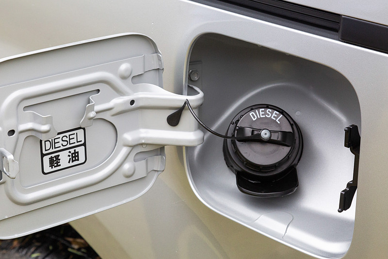 給油口は助手席側に設定。タンク容量は64L