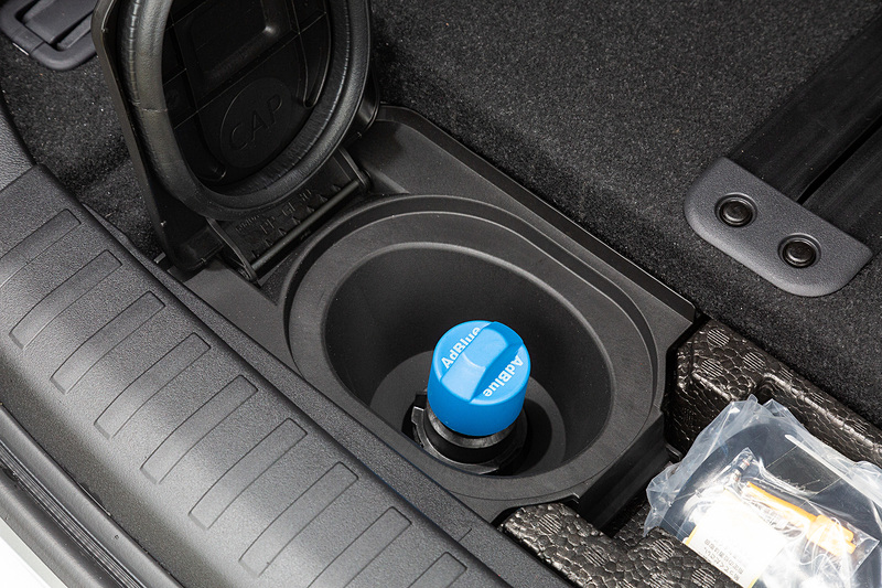 AdBlueを用いてディーゼルエンジンの排出ガスを浄化する「尿素SCRシステム」を三菱自動車として初めて採用。タンク容量は16Lで、一般的に言われる「1000kmの走行で1Lの消費」というところから鑑みると、おおよそ1万km～1万5000kmの走行が可能。1年に1度、法定点検時などにディーラーで補給するというイメージ