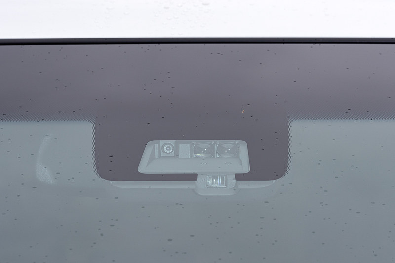 予防安全技術「e-Assist」を新規採用して安全装備を大幅に強化。「衝突被害軽減ブレーキシステム［FCM］」「車線逸脱警報システム［LDW］」「レーダークルーズコントロールシステム［ACC］」「オートマチックハイビーム［AHB］」を全車で標準装備したほか、「後側方車両検知警報システム（レーンチェンジアシスト機能付き）［BSW/LCA］」「後退時車両検知警報システム［RCTA］」を上級グレードに標準装備、一部グレードにオプション設定した