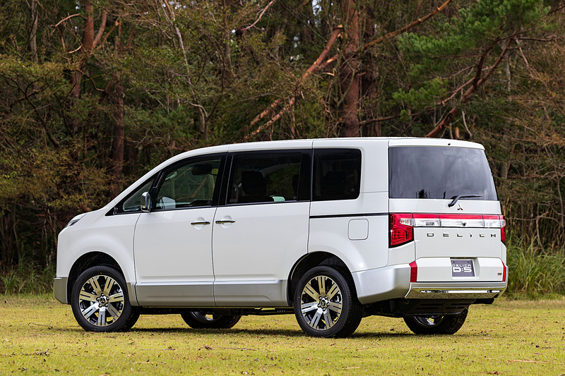 新世代のフロントデザインコンセプト「ダイナミックシールド」を用いてデザインを一新したデリカD：5