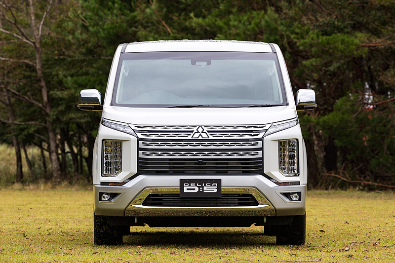 新世代のフロントデザインコンセプト「ダイナミックシールド」を用いてデザインを一新したデリカD：5