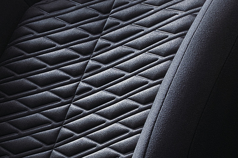 インテリアは女性目線にこだわり、シートは女性がデザインしたという。左から、ブラック内装のファブリックシート、ベージュ内装のファブリックシート、メーカーオプションの本革（ブラック内装）シート