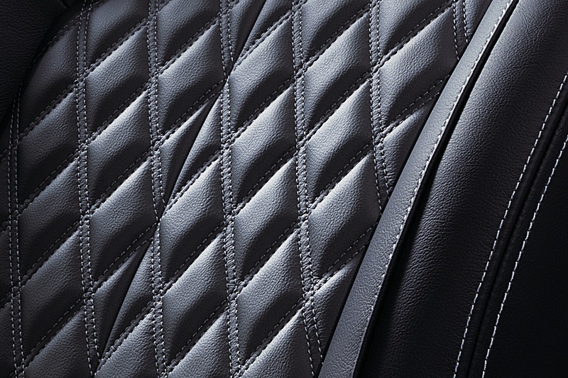 インテリアは女性目線にこだわり、シートは女性がデザインしたという。左から、ブラック内装のファブリックシート、ベージュ内装のファブリックシート、メーカーオプションの本革（ブラック内装）シート