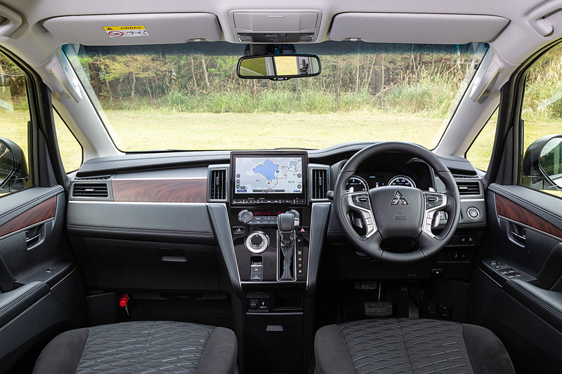 インパネは、プラスチックだったこれまでのものから、デリカD：5の標準車は「サバ杢」（上段）、アーバンギアは「バール杢」（下段）を用いた上質感のあるものに変更された