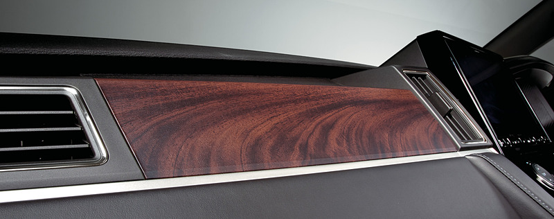 インパネは、プラスチックだったこれまでのものから、デリカD：5の標準車は「サバ杢」（上段）、アーバンギアは「バール杢」（下段）を用いた上質感のあるものに変更された