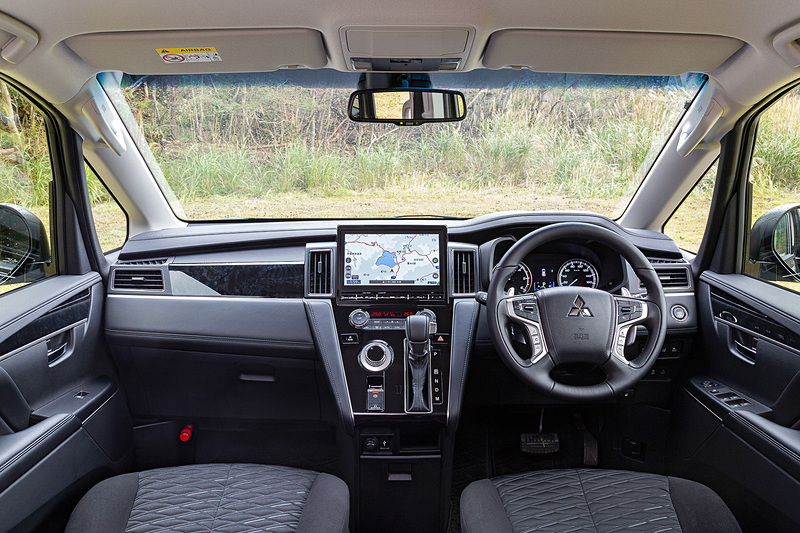 インパネは、プラスチックだったこれまでのものから、デリカD：5の標準車は「サバ杢」（上段）、アーバンギアは「バール杢」（下段）を用いた上質感のあるものに変更された